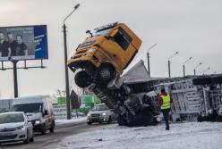 Фура зависла в воздухе после ДТП под Киевом (видео)
