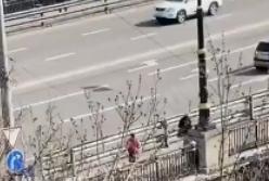 В Киеве неадекват бросал камни в проезжающие авто (видео)