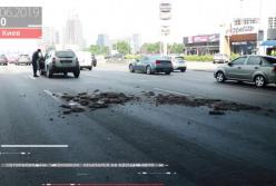 В Киеве начал рушиться мост прямо на движущиеся автомобили (видео)