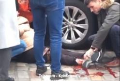 В Киеве автомобиль на скорости снес женщину (видео)