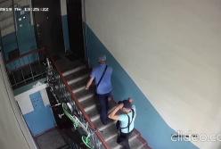 Как работают домушники: парочка воров в Мелитополе засветилась на видео