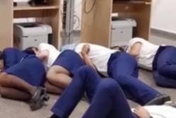 Известная авиакомпания уволила сотрудников за фото на полу (видео) ​