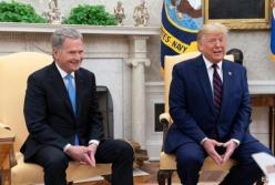 Трамп шлепнул по колену президента Финляндии (видео)