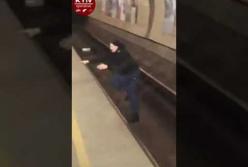 В киевском метро парень лег на рельсы (видео)
