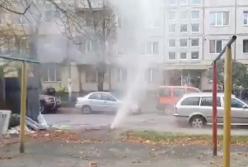 Горячий гейзер из-под земли прямо во дворе Киева (видео)