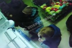 В Днепре карманницы «обчистили» девочек-подростков (видео)