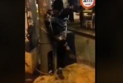 На Майдане торговца наркотиками привязали к столбу (видео)
