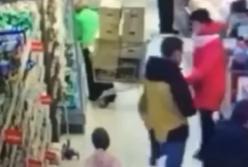 В Киеве мать с сыном обокрали ребенка в супермаркете (видео)