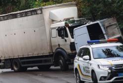 В Днепре столкнулись грузовик и маршрутка, есть пострадавшие (видео)