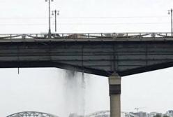 Мост Патона превратился в водопад (видео)