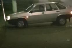 В Киеве водитель трижды врезался в дорожный знак (видео)