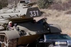 Арнольд Шварценеггер на своем танке раздавил дорогущий лимузин (видео)