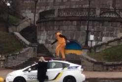 В Киеве хулиган бегал по крыше полицейского авто (видео)