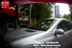 Права не купила? Женщина перепутала педали и протаранила три авто в Киеве (видео)