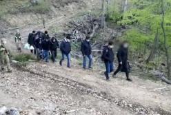 На Закарпатье со стрельбой задержали 12 нелегалов, которые пытались попасть в ЕС (видео)