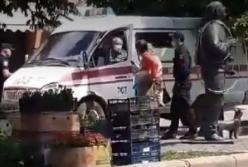 В Мукачево гуляла полуобнаженная агрессивная женщина (видео)