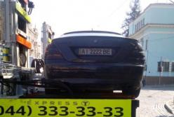 В центре Киева пешеходы необычно наказали "героя парковки" (видео)