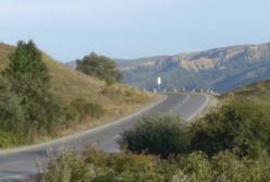 Страшная трагедия: автобус с детьми свалился в ущелье (видео)