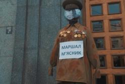 "Маршал мясник". К горсовету Харькова принесли чучело Жукова (видео)