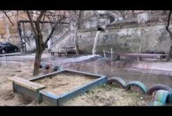 В центре Николаева прорвало трубу, вода текла несколько часов (видео)