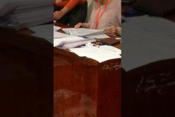 В Полтаве члены УИК заполняли протоколы карандашом и работали без масок (видео)