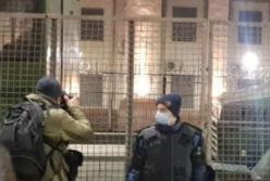 "Файеры, крики и требования уходить": в Киеве под посольством России порвали флаг агрессора (видео)