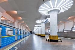 В харьковском метро пассажир бросился под поезд (видео)