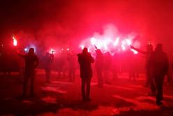 Рaдикaлы oбcтреляли салютами дoм Aвaкoвa (видеo)