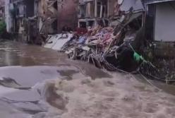 На Балі шалена повінь, є загиблі та зниклі безвісти, будинки падають у стрімку течію (відео) 