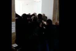 Штурм админздания в Киеве: люди силой пытаются прорваться в Медуниверситет (видео)