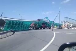 Самосвал снес пешеходный переход в Подмосковье (видео)