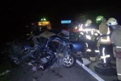 На Днепропетровщине грузовик протаранил легковушку, погибли двое людей (видео)