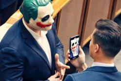 Смех и аплодисменты вызвали слова Разумкова в ответ на "шоу" Кивы с маской Джокера (видео)