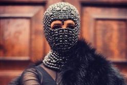Известная рэп-исполнительница вышла в свет в "голом" наряде и маске-балаклаве (видео)