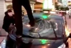 Суд Линча: в Киеве люди разбили автомобиль такси из-за ДТП (видео)