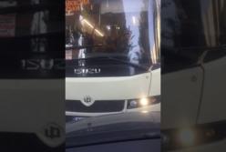 В Киеве маршрутчик ежедневно возит людей по встречной полосе (видео)