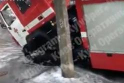 Пожарная машина в Киеве провалилась под асфальт (видео) 