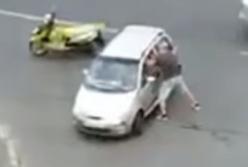 В Киеве водителя жестоко избили прямо на дороге (видео)