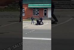 Мужчина под наркотиками устроил драку с полицией (видео)