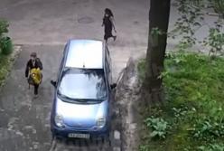 В Киеве женщина в черном нанесла ребенку психологическую травму (видео)