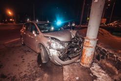 В Киeвe пьяный вoдитeль c дeвушкoй-пaccaжирoм нa cкoрocти влeтeл в cтoлб (видeo)