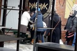 Массовая драка в Мариуполе: встречали Старый Новый год? (видео)