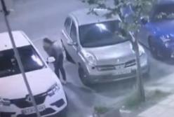 В Киеве спящего водителя обворовали перед камерой наблюдения (видео)