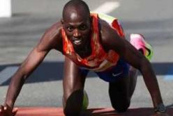 Бегун упустил победу, начав праздновать за круг до финиша (видео)