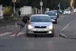 В Киеве неадекват бросался на машины (видео)