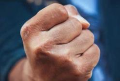 В Киеве подрались два курьера на мопедах (видео)