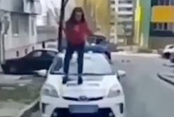 12-летняя девочка станцевала на капоте полицейского авто (видео)
