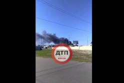 Под Киевом вспыхнул сильный пожар возле АЗС (видео)