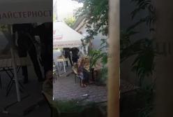 Пьяная пара занялась сексом прямо в летнем кафе Черновцов (видео)
