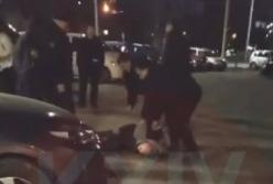 В Киеве неадекват устроил опасное ДТП на парковке и жестко поплатился (видео)